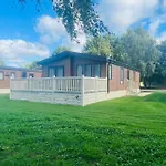 Barakah Lodge With Hot Tub